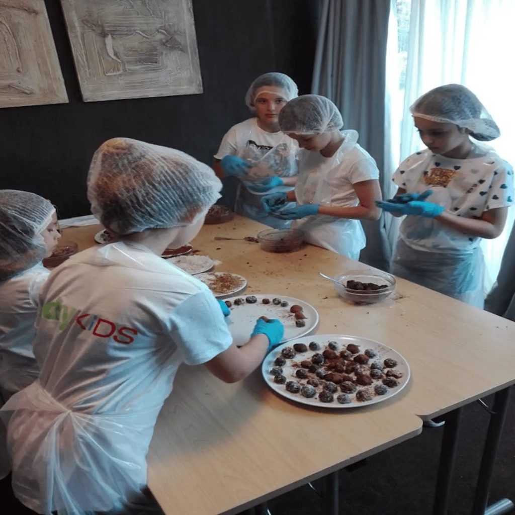 Деца от лагера LuckyKids имат курс по готварство