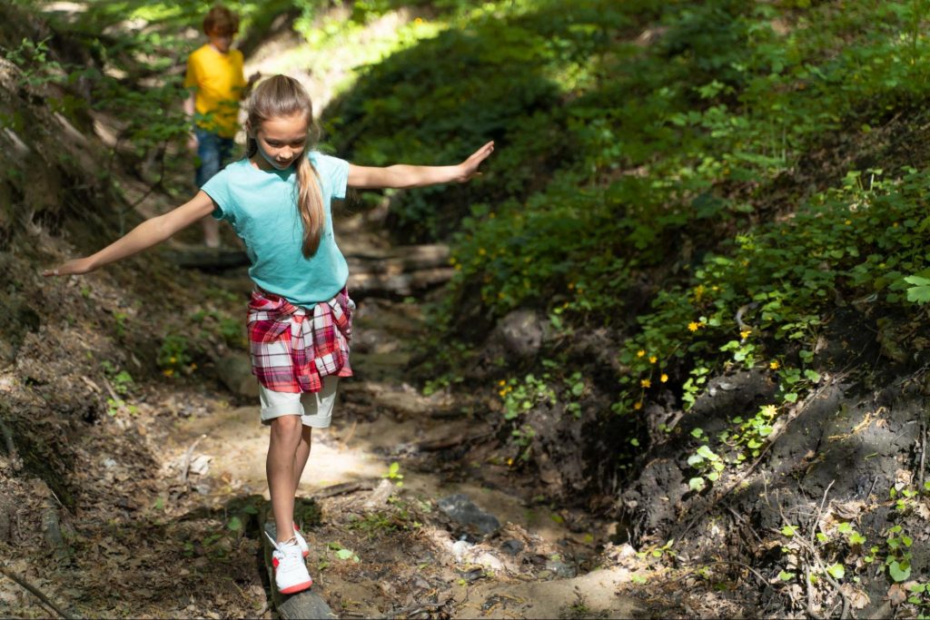 Деца от лагера LuckyKids на преход в планината.